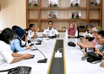 Kadis Perhubungan Provinsi Sumut Agustinus didampingi Kabid Informasi dan Komunikasi Publik Dinas Komunikasi dan Informatika Provinsi Sumut Harvina Zuhra saat memberikan keterangan kepada Wartawan pada Konferensi Pers terkait Persiapan Penyelenggaraan Angkutan Lebaran tahun 2023 di Kantor Gubernur Sumut. (Diskominfo Sumut)
