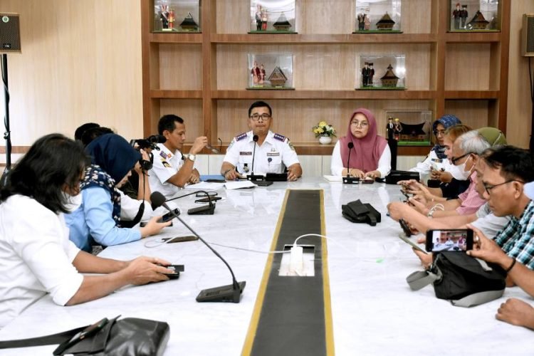 Kadis Perhubungan Provinsi Sumut Agustinus didampingi Kabid Informasi dan Komunikasi Publik Dinas Komunikasi dan Informatika Provinsi Sumut Harvina Zuhra saat memberikan keterangan kepada Wartawan pada Konferensi Pers terkait Persiapan Penyelenggaraan Angkutan Lebaran tahun 2023 di Kantor Gubernur Sumut. (Diskominfo Sumut)