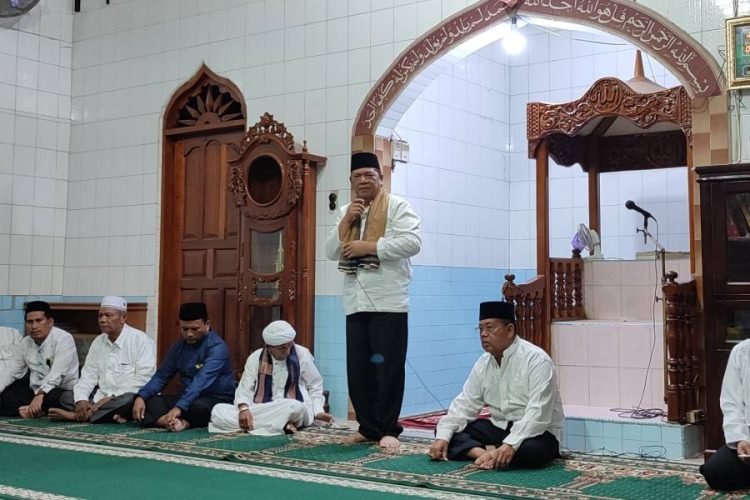 Walikota Padang Sidempuan Irsan Nasution saat memberikan sambutan pada Tabliqh Akbar  bersama Ustadz Rahmat Baequni di Mesjid Agung Al- Abror kota Padangsidempuan. (IST)