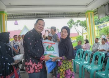 Wali Kota Padangsidempuan Irsan Nasution saat menyerahkan Bantuan cadangan beras Nasional pada Masyarakat. (IST)