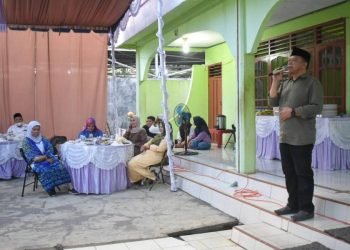 Pj.Sekda Tapsel saat silaturrahmi Ramadan 1444 H/ 2023 M Pemerintahan Kabupaten Tapsel di Masjid Ar Rusda, Desa Batu Hula, Kecamatan Batang Toru. (IST)