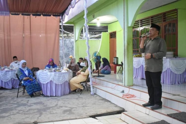 Pj.Sekda Tapsel saat silaturrahmi Ramadan 1444 H/ 2023 M Pemerintahan Kabupaten Tapsel di Masjid Ar Rusda, Desa Batu Hula, Kecamatan Batang Toru. (IST)