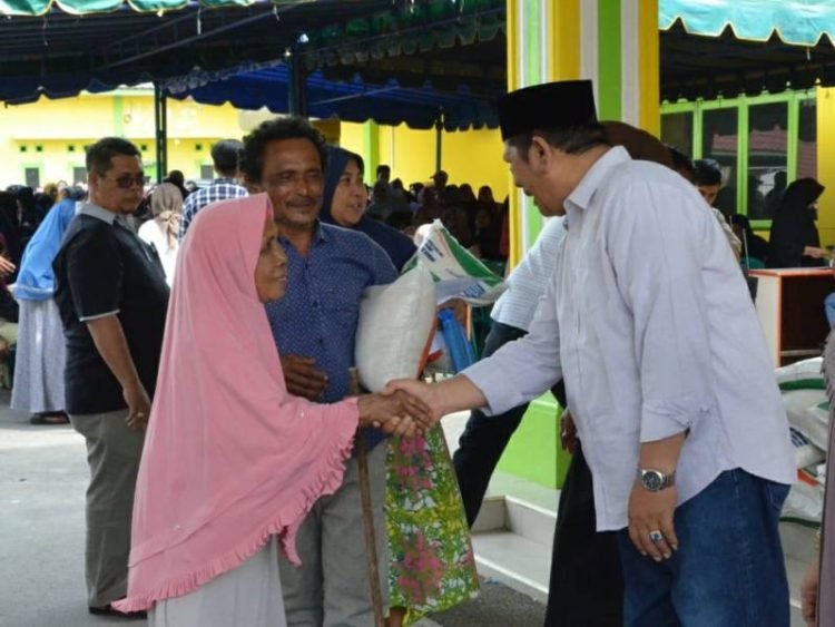 Wali Kota Padangsidempuan Irsan Nasution saat menyalurkan Bantuan Pangan Cadangan Beras Pemerintah pada masyarakat  di halaman kantor Walikota Padangsidempuan, Sabtu (16/04/2023). (IST)