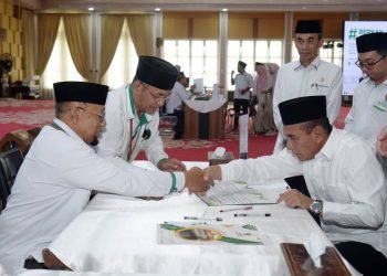 Gubernur Sumatera Utara (Sumut) Edy Rahmayadi membayarkan zakat kepada Badan Amil Zakat Nasional (Baznas) Provinsi Sumut serta pendistribusian zakat triwulan I Tahun 2023 oleh Baznas Sumut di Aula Tengku Rizal Nurdin Jalan Jenderal Sudirman Nomor 41 Medan, Kamis (13/4). (Diskominfo Sumut)
.