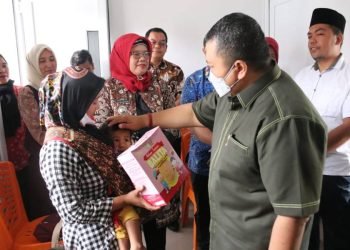 Bupati Tapsel Dolly Pasaribu memberikan bantuan pada masyarakat Kecamatan Muara Batang Toru. (IST)