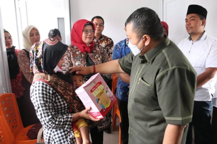 Bupati Tapsel Dolly Pasaribu memberikan bantuan pada masyarakat Kecamatan Muara Batang Toru. (IST)