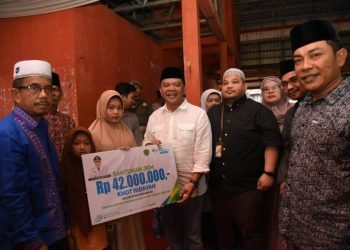 Pj.Sekda Tapsel Parlindugan Harahap saat menberijan santunan pada Madyarakat Marancar Tapsel. (IST)