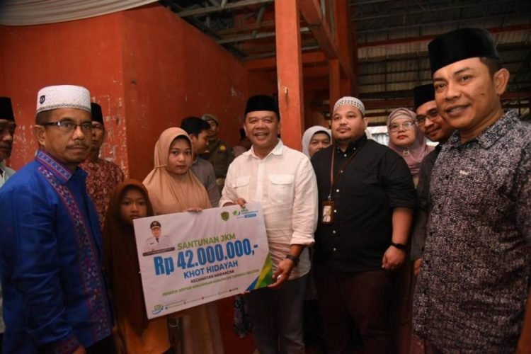 Pj.Sekda Tapsel Parlindugan Harahap saat menberijan santunan pada Madyarakat Marancar Tapsel. (IST)