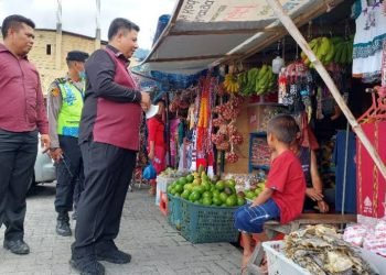 Bupati Samosir saat memonitoring stabilitas harga di objek wisata. (Suriono Brandoi)