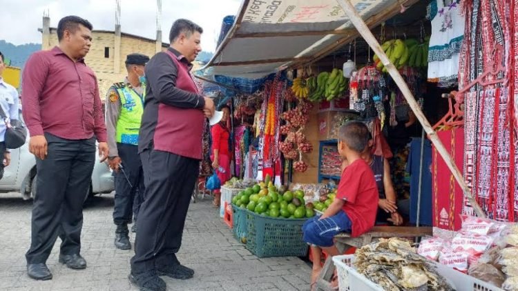 Bupati Samosir saat memonitoring stabilitas harga di objek wisata. (Suriono Brandoi)