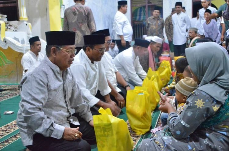 Wakil Wali Kota Padangsidempuan Arwin Siregar saat memberikan bantuan tali asih stunting berupa bantuan makanan tambahan untuk pencegahan stunting pada anak-anak. (IST)