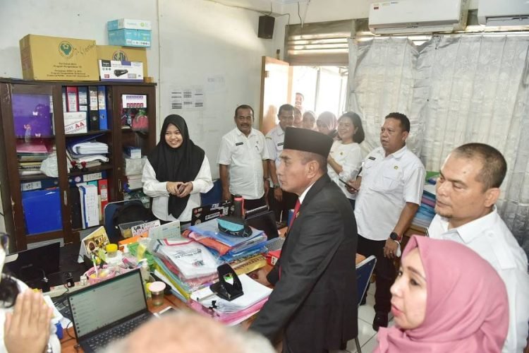 Gubernur Sumatera Utara (Sumut) Edy Rahmayadi  melakukan Sidak hari pertama masuk kerja usai Lebaran di Dinas Kesehatan Sumut, Jalan HM Yamin, Medan, Rabu (26/4). (Diskominfo)