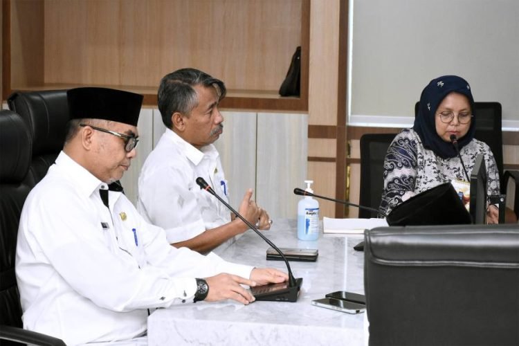 Asisten Pemerintahan dan Kesejahteraan Rakyat Pemerintah Provinsi Sumatera Utara (Sumut) Basarin Yunus Tanjung didampingi oleh Kepala Biro Kesejahteraan
Rakyat Sekretariat Daerah Provinsi Sumut Muhammad Rahmadani Lubis memberikan keterangan pers terkait Hari Ulang Tahun Provinsi Sumut yang Ke-75 di Ruang rapat 2 lantai 2 Kantor Gubernur Sumut Jalan Diponegoro Nomor 30 Medan, Jumat (14/4). (Diskominfo)