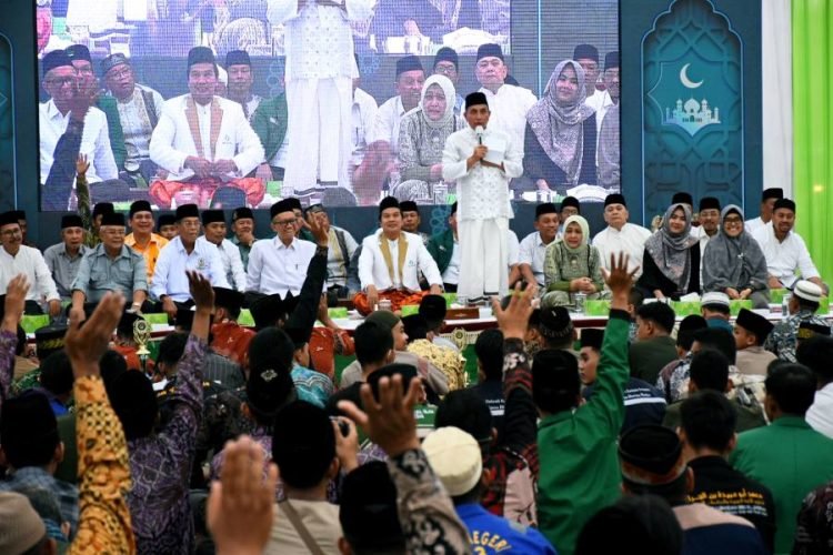 Gubernur Sumut, Edy Rahmayadi menyambut ribuan Guru Agama, Osis, LPTQ dan Masyarakat pada acara Ramadhan Berbagi yang diselenggarakan di Halaman Rumah Dinas Gubernur Sumut, Jalan Sudirman No. 41, Medan, Jum'at (7/4/2023). (Diskominfo Sumut).