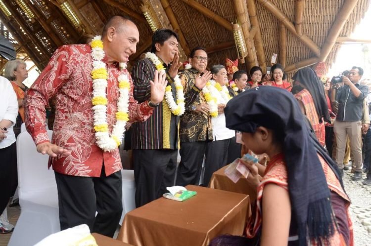 Gubernur Sumatera Utara (Sumut) Edy Rahmayadi bersama Ketua DPRD Provinsi Sumut Baskami Ginting dan Kapolda Sumut Irjen Panca Putra Simanjuntak menghadiri Perayaan 133 Tahun Masuknya Injil Kepada Suku Karo yang diselenggarakan oleh Moderamen Gereja Batak Karo Protestan (GBKP) di Desa Wisata Rohani Buluh Awar Kecamatan Sibolangit Kabupaten Deliserdang, Selasa (18/4). (Diskominfo)