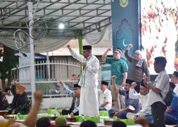 Gubernur Sumatera Utara (Sumut) Edy Rahmayadi berbuka puasa bersama keluarga besar Angkatan Udara Republik Indonesia (AURI) dalam acara Ramadan Berbagi di Pelataran Rumah Dinas Gubernur Sumut, Jalan Sudirman Nomor 41 Medan, Rabu (19/4).
(Dokumen)