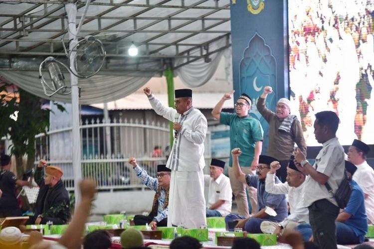 Gubernur Sumatera Utara (Sumut) Edy Rahmayadi berbuka puasa bersama keluarga besar Angkatan Udara Republik Indonesia (AURI) dalam acara Ramadan Berbagi di Pelataran Rumah Dinas Gubernur Sumut, Jalan Sudirman Nomor 41 Medan, Rabu (19/4).
(Dokumen)