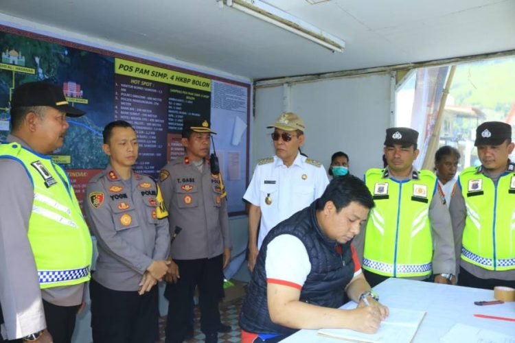 Monitoring Bupati dan Wakil Bupati Samosir di Pos Terpadu Pangururan.(Suriono Brandoi)