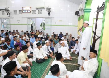Wakil Gubernur (Wagub)  Sumatera Utara (Sumut) Musa Rajekshah melaksanakan Salat Subuh berjemaah di Masjid Asysyakirin Delitua, Sabtu (15/4). (DISKOMINFO SUMUT)
