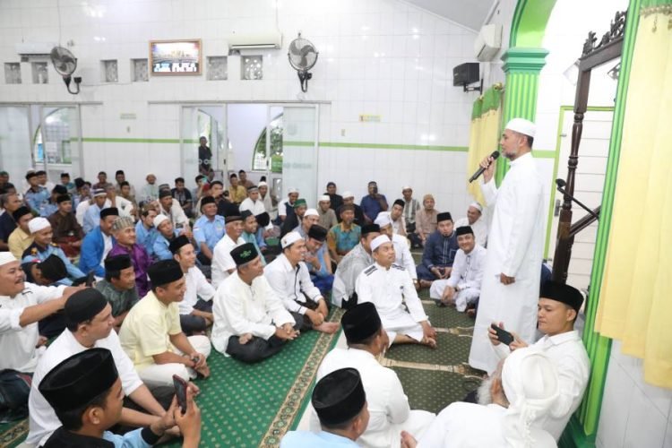 Wakil Gubernur (Wagub) Sumatera Utara (Sumut) Musa Rajekshah melaksanakan Salat Subuh berjemaah di Masjid Asysyakirin Delitua, Sabtu (15/4). (DISKOMINFO SUMUT)