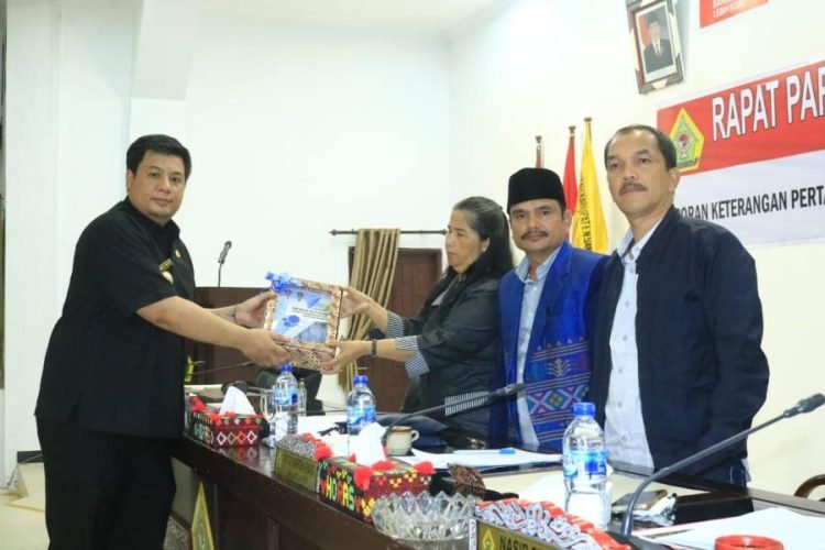 Bupati Samosir saat menyerahkan nota pengantar.(Suriono Brandoi).