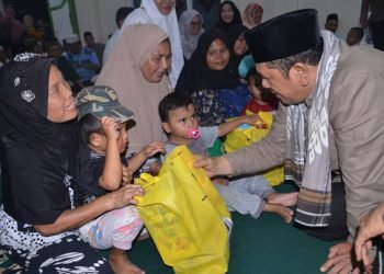 Wali Kota Padangsidempuan Irsan Nasution saat menyerahkan bingkisan tali asih secara simbolis penanggulangan stunting berupa susu, suplemen dan makanan tambahan untuk mendukung tumbuh kembang anak pada warga Lingkungan III dan IV Janji Bangun .(IST)