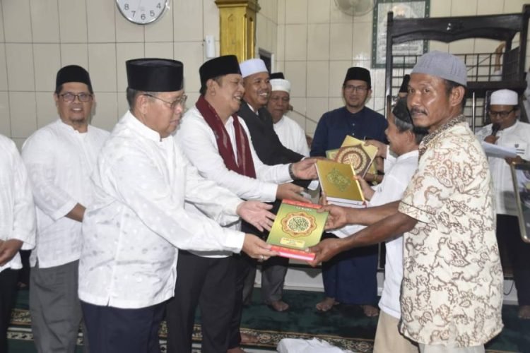 Wali Kota Padangsidempuan saat memberikan tali asih pada masyarakat. (IST)