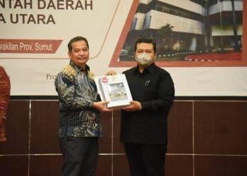 Bupati Tapsel Dolly Pasaribu saat penghargaan menerima WTP ke sembilan kalinya diserahkan langsung oleh Kepala BPK RI Perwakilan Provinsi Sumatera Utara (Provsu) Eydu Octain Panjaitan. (IST)
