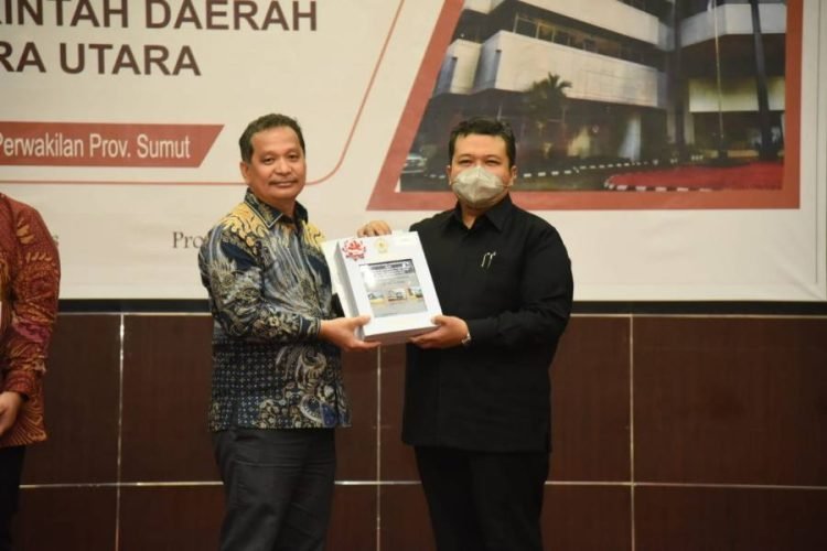 Bupati Tapsel Dolly Pasaribu saat penghargaan menerima WTP ke sembilan kalinya diserahkan langsung oleh Kepala BPK RI Perwakilan Provinsi Sumatera Utara (Provsu) Eydu Octain Panjaitan. (IST)