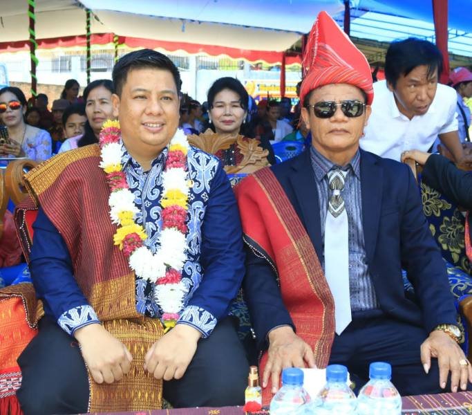 Bupati Samosir saat menghadiri pesta syukuran Pomparan Raja Silahisabungan. (IST)