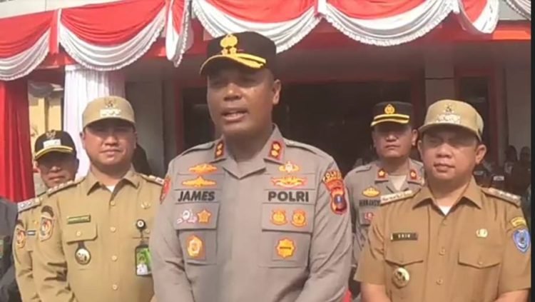 Kapolres Labuhanbatu AKBP James Hutajulu didampingi Bupati Labuhanbatu dr Erik Atrada Ritonga memberikan arahan.