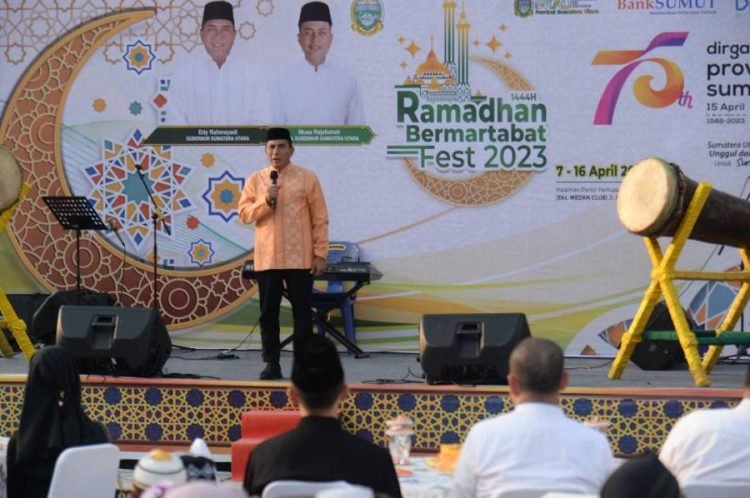 Gubernur Sumatera Utara (Sumut) Edy Rahmayadi didampingi oleh Ketua TP PKK Provinsi Sumut Nawal Lubis berbuka puasa bersama anak-anak panti asuhan pada acara Ramadan Bermartabat Fest 2023 di halaman Medan Club Jalan Kartini Medan, Sabtu (15/4).
(Diskominfo Provsu)