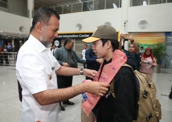 Wakil Gubernur (Wagub) Sumatera Utara (Sumut) Musa Rajekshah bersama Badan Pelindungan Pekerja Migran Indonesia (BP2MI) menyambut kedatangan Pekerja Migran Indonesia (PMI) di pintu keluar kedatangan internasional Bandara Kualanamu, Kamis (20/4).
(DISKOMINFO SUMUT