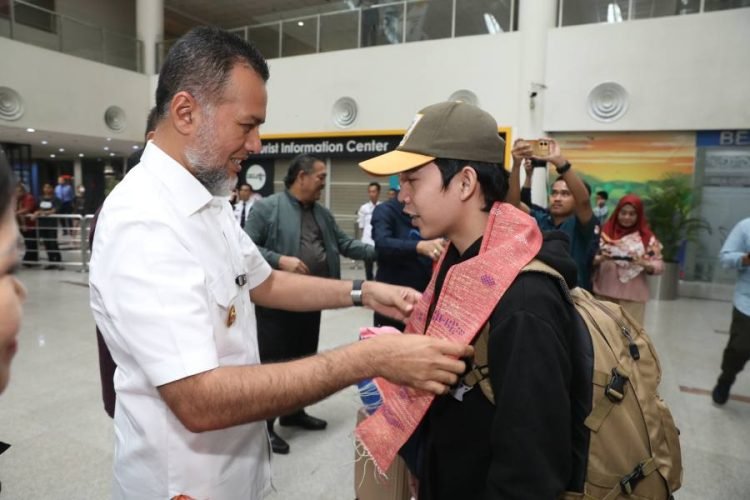 Wakil Gubernur (Wagub) Sumatera Utara (Sumut) Musa Rajekshah bersama Badan Pelindungan Pekerja Migran Indonesia (BP2MI) menyambut kedatangan Pekerja Migran Indonesia (PMI) di pintu keluar kedatangan internasional Bandara Kualanamu, Kamis (20/4).
(DISKOMINFO SUMUT