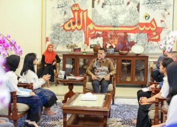 Wakil Gubernur (Wagub) Sumatera Utara (Sumut) Musa Rajekshah menerima kunjungan Laura Tias Avionita Sinaga di Rumah Dinas Wagub, Jalan Teuku Daud, Medan, Senin (17/4). (DISKOMINFO SUMUT)