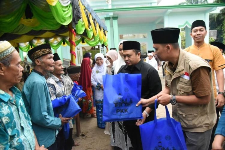 Bupati Dolly dan Ketua TP. PKK menyalurkan Zakat Baznas pada 17  mustahiq. (IST)
