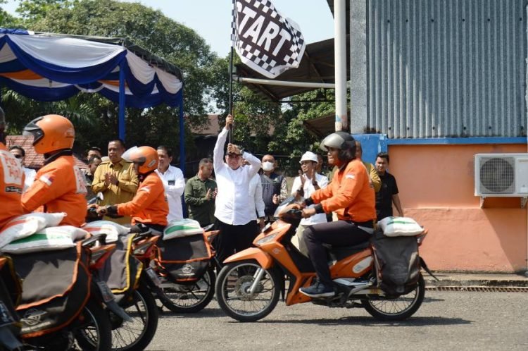 Gubernur Sumatera Utara (Sumut) Edy Rahmayadi melepas penyaluran cadangan beras pemerintah untuk bantuan pangan sekaligus meninjau cadangan beras pada Gudang Beras Bulog di Jalan Mustafa Pulo Brayan Darat I, Kota Medan, Senin (10/4). (Diskominfo Sumut)
