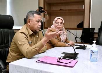 Kepala Dinas Perumahan dan Kawasan Permukiman Provinsi Sumut Alfi Syahriza didampingi  Kabid Informasi dan Komunikasi Publik Dinas Komunikasi dan Informatika Provinsi Sumut Harvina Zuhra saat Konferensi Pers bersama Wartawan. (Diskominfo)