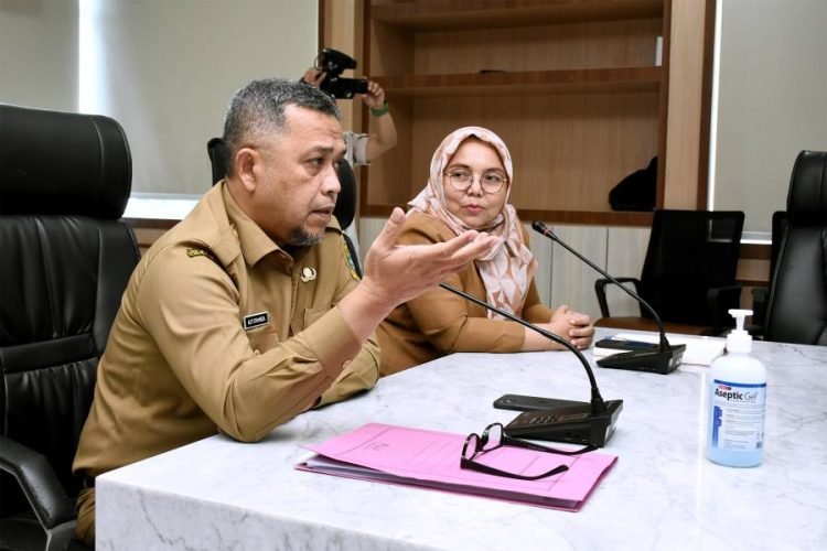 Kepala Dinas Perumahan dan Kawasan Permukiman Provinsi Sumut Alfi Syahriza didampingi  Kabid Informasi dan Komunikasi Publik Dinas Komunikasi dan Informatika Provinsi Sumut Harvina Zuhra saat Konferensi Pers bersama Wartawan. (Diskominfo)