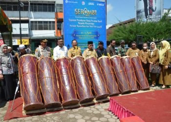 Wali Kota Padangsidempuan Irsan Nasution memukul gondang sambilan dibukanya pagelaran Gerakan Pangan  Murah dan  Layanan  Penukaran Pecahan Uang Kecil. (IST)