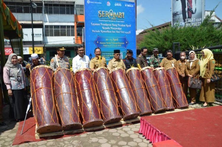 Wali Kota Padangsidempuan Irsan Nasution memukul gondang sambilan dibukanya pagelaran Gerakan Pangan Murah dan Layanan Penukaran Pecahan Uang Kecil. (IST)