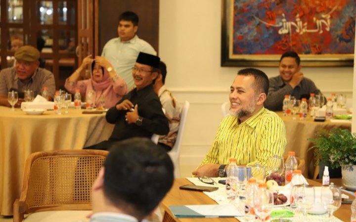 Wakil Gubernur (Wagub) Sumatera Utara (Sumut) Musa Rajekshah saat Halalbihalal bersama Komite Seni Budaya Nusantara (KSBN) Sumut di Rumah Dinas Jabatan Wagub, Jalan Teuku Daud, Medan, Sabtu (29/4). (DISKOMINFO SUMUT)