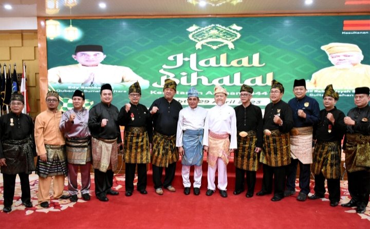 Gubernur Sumut Edy Rahmayadi menghadiri Halalbihalal Kesultanan Asahan 1444 H yang diselenggarakan di Aula Tengku Rizal Nurdin, Rumah Dinas Gubernur Sumut, Jalan Sudirman No. 41 Medan, Sabtu (29/4/2023). (Diskominfo)