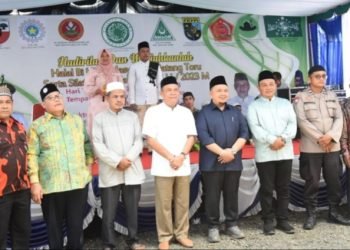 Bupati Tapsel Dolly Pasaribu fhoto bersama dengan Sejumlah elemen masyarakat Batang Toru dan satukan persepsi dalam mendukung kelanjutan kepemimpinan Dolly Pasaribu  pada acara Halal bi Halal dan Silaturrahim Idul Fitri 1444 Hijiriah, di halaman Aula Marguna, Kantor Camat Batang Toru, Minggu (30/4/2023).  (IST)