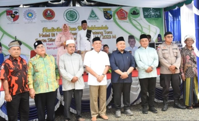 Bupati Tapsel Dolly Pasaribu fhoto bersama dengan Sejumlah elemen masyarakat Batang Toru dan satukan persepsi dalam mendukung kelanjutan kepemimpinan Dolly Pasaribu  pada acara Halal bi Halal dan Silaturrahim Idul Fitri 1444 Hijiriah, di halaman Aula Marguna, Kantor Camat Batang Toru, Minggu (30/4/2023).  (IST)