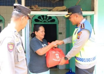 Kapolres Labuhanbatu AKBP James H. Hutajulu, SIK., SH., MH., MIK. saat memberikan bantuan kepada warga. (IST)