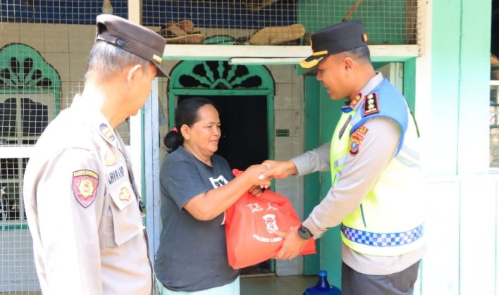 Kapolres Labuhanbatu AKBP James H. Hutajulu, SIK., SH., MH., MIK. saat memberikan bantuan kepada warga. (IST)