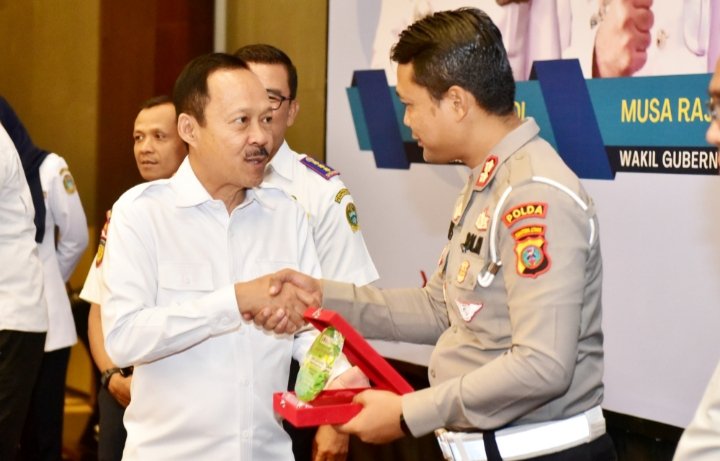 Sekretaris Daerah (Sekda) Provinsi Sumatera Utara (Sumut) Arief S Trinugroho bersama Kepala Dinas Perhubungan Sumut Agustinus Panjaitan dan Kepala Dinas Ketenagakerjaan Sumut Haris Lubis menghadiri acara Sosialisasi Pekan Keselamatan Jalan di Hotel Santika Dyandra, Jalan Kapten Maulana Lubis Medan, Rabu (3/5/2023). (Diskominfo)
