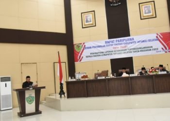 Bupati Tapsel Dolly Pasaribu saat menyampaikan Nota Pengantar Laporan Keterangan Pertanggungjawaban (LKPJ) Bupati Tapsel Tahun 2022 di Ruang Rapat Paripurna DPRD Tapsel. (IST)