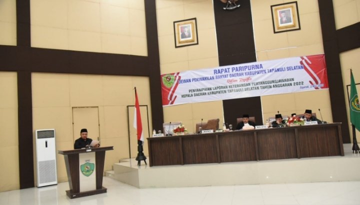 Bupati Tapsel Dolly Pasaribu saat menyampaikan Nota Pengantar Laporan Keterangan Pertanggungjawaban (LKPJ) Bupati Tapsel Tahun 2022 di Ruang Rapat Paripurna DPRD Tapsel. (IST)
